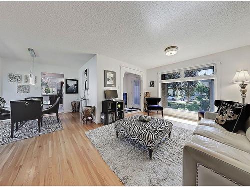 36 Oakbury Place Sw, Calgary, AB - Indoor Photo Showing Living Room