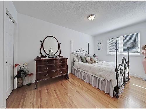 36 Oakbury Place Sw, Calgary, AB - Indoor Photo Showing Bedroom