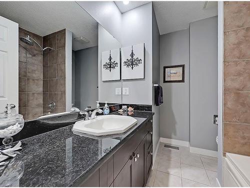 36 Oakbury Place Sw, Calgary, AB - Indoor Photo Showing Bathroom