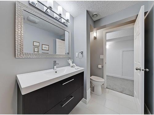 36 Oakbury Place Sw, Calgary, AB - Indoor Photo Showing Bathroom