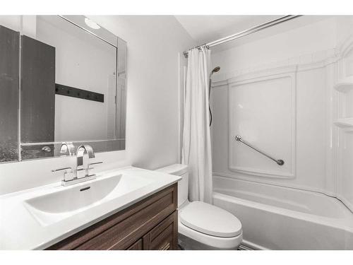 925 22 Street, Didsbury, AB - Indoor Photo Showing Bathroom