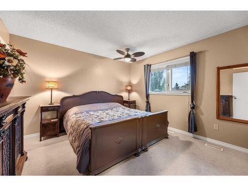 925 22 Street, Didsbury, AB - Indoor Photo Showing Bedroom