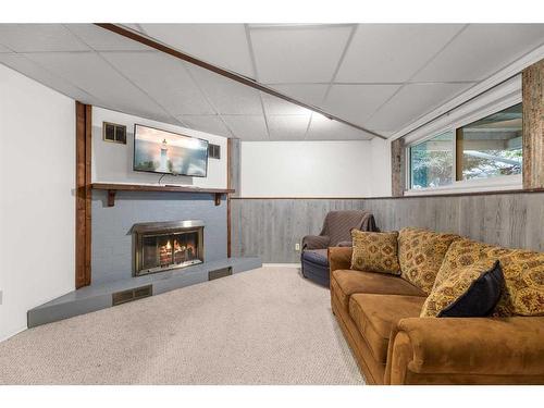 925 22 Street, Didsbury, AB - Indoor Photo Showing Living Room With Fireplace