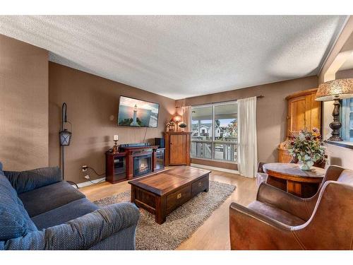 925 22 Street, Didsbury, AB - Indoor Photo Showing Living Room