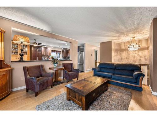 925 22 Street, Didsbury, AB - Indoor Photo Showing Living Room