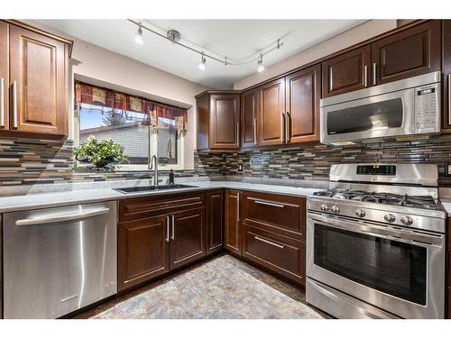 925 22 Street, Didsbury, AB - Indoor Photo Showing Kitchen With Upgraded Kitchen