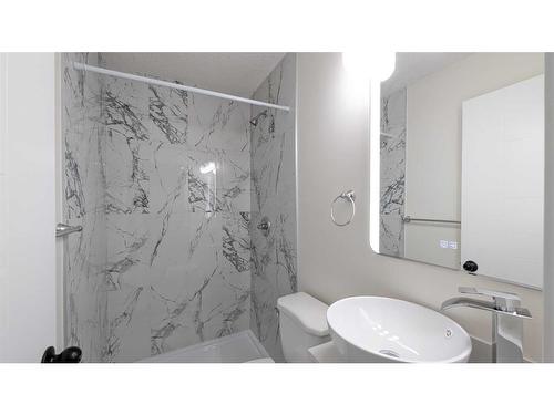 8232 5 Street Sw, Calgary, AB - Indoor Photo Showing Bathroom