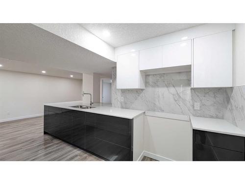 8232 5 Street Sw, Calgary, AB - Indoor Photo Showing Kitchen