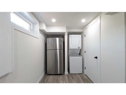 8232 5 Street Sw, Calgary, AB - Indoor Photo Showing Bathroom