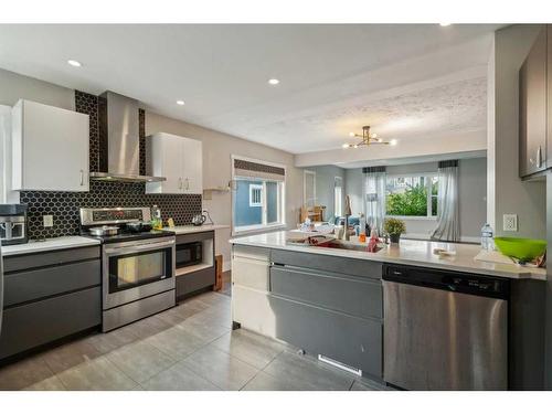 2010 25 Street Sw, Calgary, AB - Indoor Photo Showing Kitchen With Stainless Steel Kitchen With Upgraded Kitchen