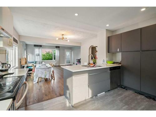 2010 25 Street Sw, Calgary, AB - Indoor Photo Showing Kitchen