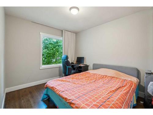 2010 25 Street Sw, Calgary, AB - Indoor Photo Showing Bedroom