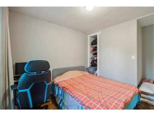 2010 25 Street Sw, Calgary, AB - Indoor Photo Showing Bedroom