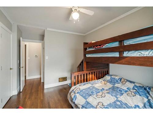 2010 25 Street Sw, Calgary, AB - Indoor Photo Showing Bedroom