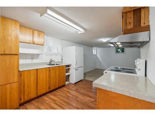 2010 25 Street Sw, Calgary, AB - Indoor Photo Showing Kitchen