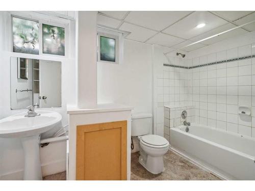 2010 25 Street Sw, Calgary, AB - Indoor Photo Showing Bathroom