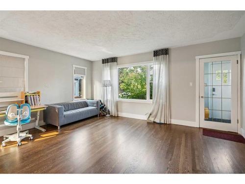 2010 25 Street Sw, Calgary, AB - Indoor Photo Showing Living Room