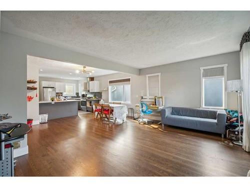 2010 25 Street Sw, Calgary, AB - Indoor Photo Showing Living Room