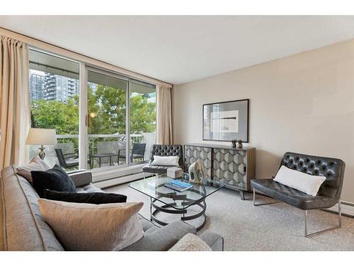 401-525 13 Avenue Sw, Calgary, AB - Indoor Photo Showing Living Room