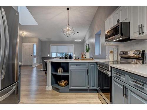 126 Gladstone Gardens Sw, Calgary, AB - Indoor Photo Showing Kitchen