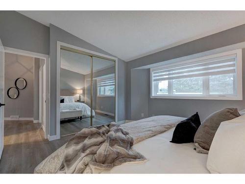 126 Gladstone Gardens Sw, Calgary, AB - Indoor Photo Showing Bedroom