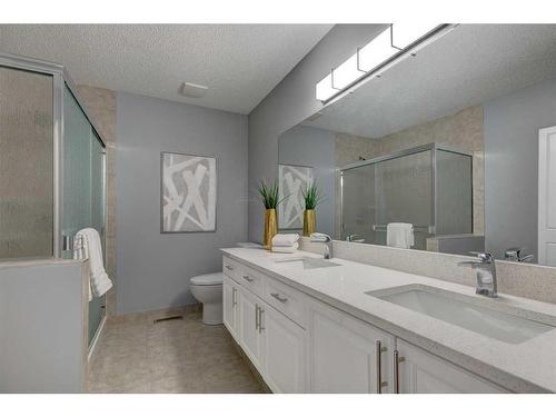 126 Gladstone Gardens Sw, Calgary, AB - Indoor Photo Showing Bathroom