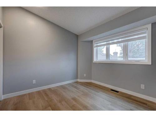 126 Gladstone Gardens Sw, Calgary, AB - Indoor Photo Showing Bathroom