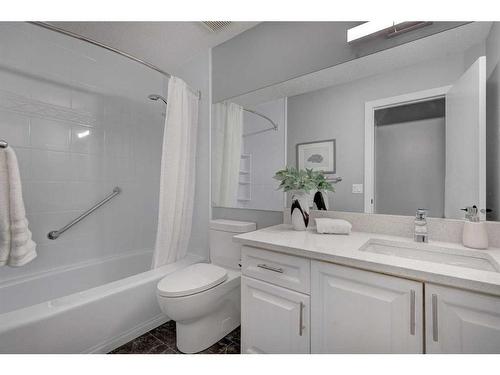 126 Gladstone Gardens Sw, Calgary, AB - Indoor Photo Showing Bathroom