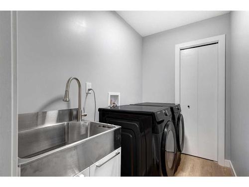 126 Gladstone Gardens Sw, Calgary, AB - Indoor Photo Showing Laundry Room