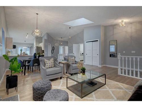 126 Gladstone Gardens Sw, Calgary, AB - Indoor Photo Showing Living Room