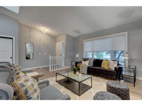 126 Gladstone Gardens Sw, Calgary, AB - Indoor Photo Showing Living Room