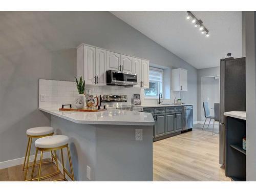 126 Gladstone Gardens Sw, Calgary, AB - Indoor Photo Showing Kitchen With Upgraded Kitchen