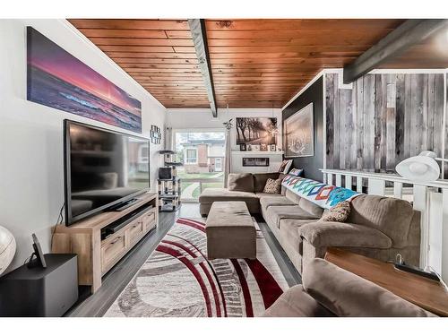 425 Pinemont Gate Ne, Calgary, AB - Indoor Photo Showing Living Room