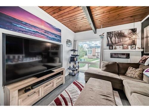 425 Pinemont Gate Ne, Calgary, AB - Indoor Photo Showing Living Room