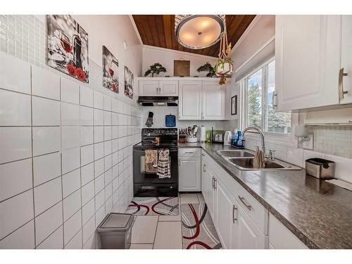 425 Pinemont Gate Ne, Calgary, AB - Indoor Photo Showing Kitchen With Double Sink