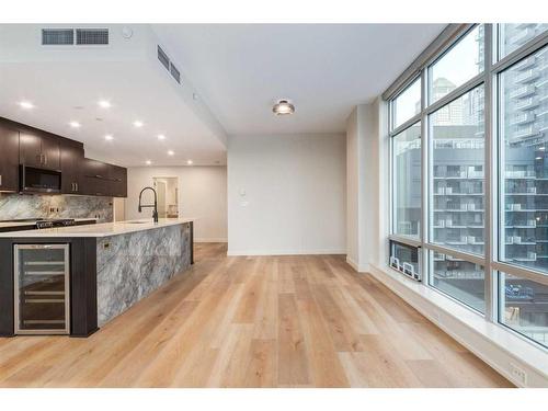 605-530 12 Avenue Sw, Calgary, AB - Indoor Photo Showing Kitchen With Upgraded Kitchen