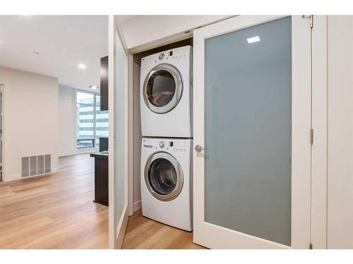 605-530 12 Avenue Sw, Calgary, AB - Indoor Photo Showing Laundry Room