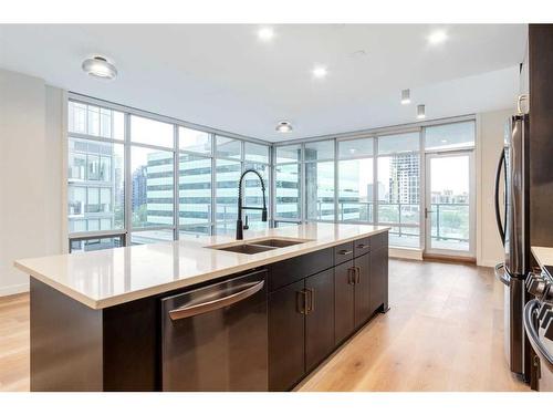 605-530 12 Avenue Sw, Calgary, AB - Indoor Photo Showing Kitchen With Double Sink With Upgraded Kitchen