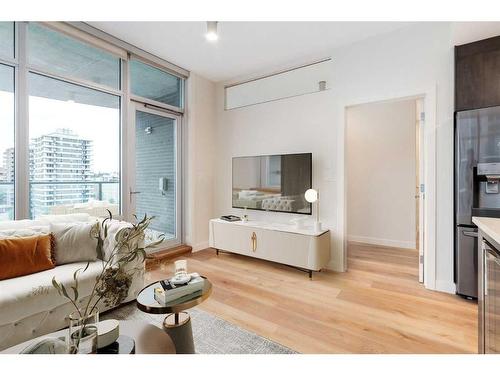 605-530 12 Avenue Sw, Calgary, AB - Indoor Photo Showing Living Room