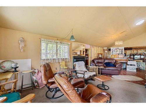 6832 Bow Crescent Nw, Calgary, AB - Indoor Photo Showing Living Room