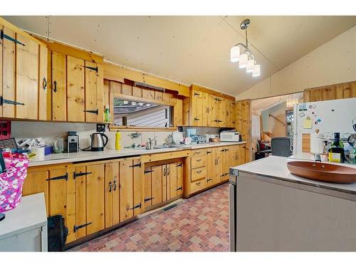 6832 Bow Crescent Nw, Calgary, AB - Indoor Photo Showing Kitchen With Double Sink