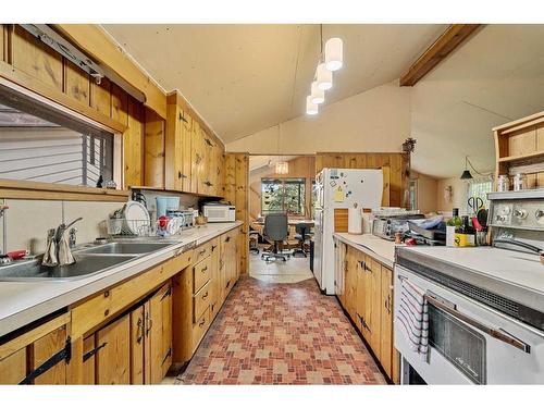 6832 Bow Crescent Nw, Calgary, AB - Indoor Photo Showing Kitchen With Double Sink