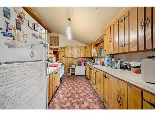 6832 Bow Crescent Nw, Calgary, AB - Indoor Photo Showing Kitchen