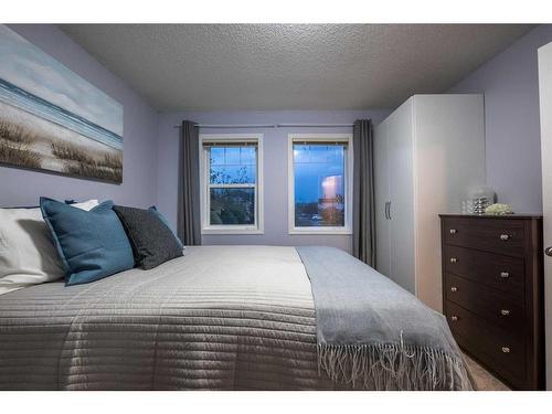 82 Evansmeade Circle Nw, Calgary, AB - Indoor Photo Showing Bedroom