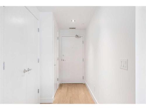 102-805 4 Street Ne, Calgary, AB - Indoor Photo Showing Bathroom