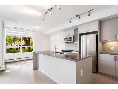 102-805 4 Street Ne, Calgary, AB - Indoor Photo Showing Kitchen