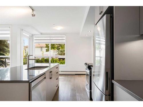 102-805 4 Street Ne, Calgary, AB - Indoor Photo Showing Kitchen With Upgraded Kitchen