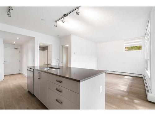 102-805 4 Street Ne, Calgary, AB - Indoor Photo Showing Kitchen