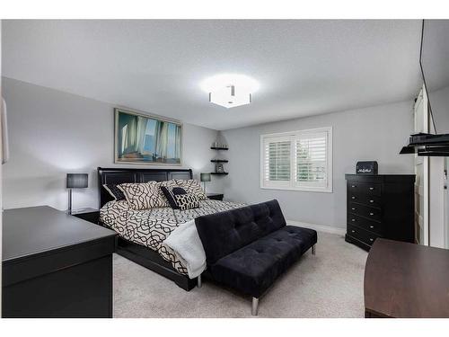 1093 Coopers Drive Sw, Airdrie, AB - Indoor Photo Showing Bedroom