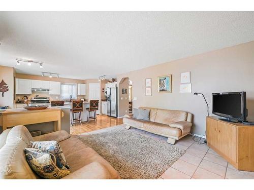 3311 Douglasdale Boulevard Se, Calgary, AB - Indoor Photo Showing Living Room